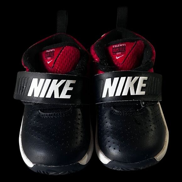 Nike Team Hustle Black University Red Infant Size 7C Unisex - Picture 2 of 5